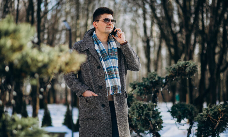 From morning to late evening: the discreet strength of the black wool coat